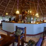 Disfrute de una bebida de su elección en el bar frente a la playa del lodge.