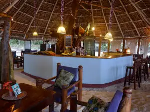 Disfrute de una bebida de su elección en el bar frente a la playa del lodge.