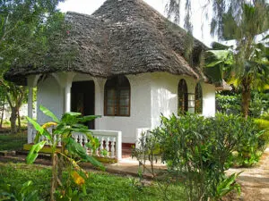 Su cómodo bungalow de estilo Crusoe está situado en un exuberante jardín tropical.