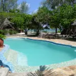 Dese un refrescante chapuzón en la resplandeciente piscina con vistas al océano Índico.