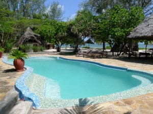 Dese un refrescante chapuzón en la resplandeciente piscina con vistas al océano Índico.