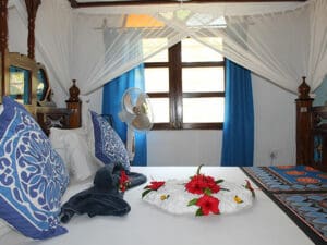 Las auténticas camas de Zanzíbar están decoradas con ropa de cama de fabricación local.