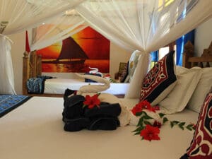 Las camas están cubiertas con mosquiteras y las habitaciones están decoradas al auténtico estilo zanzibari.