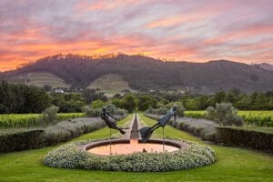 Leiwater y escultura en viñedos.