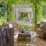 Habitación suite con salida al jardín y a la piscina.