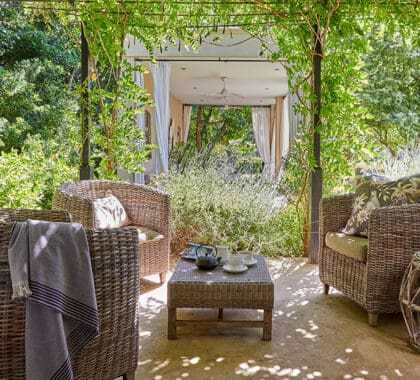Habitación suite con salida al jardín y a la piscina.