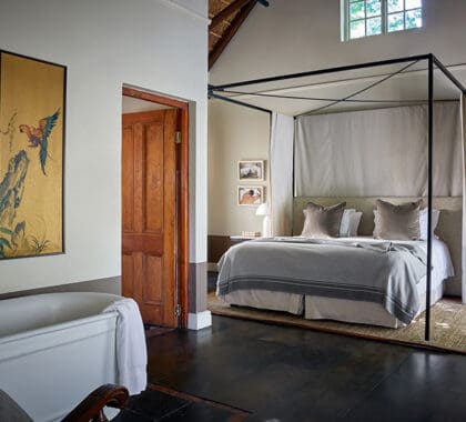 Habitación con jardín y baño dentro de la habitación.