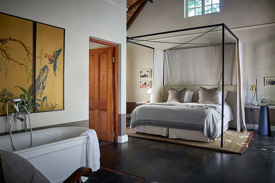 Habitación con jardín y baño dentro de la habitación.