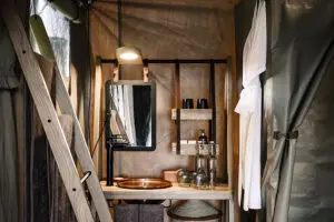 Cada tienda tiene su propio cuarto de baño.