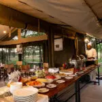 Le personnel sympathique veillera à ce que vous fassiez le plein d'énergie en vous proposant des repas sains et nourrissants.