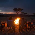 Les soirées sont consacrées à l'échange d'histoires et de moments de safari inoubliables autour du feu de camp.