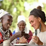 Interactúe con los lugareños.