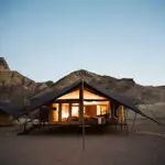 Este maravilloso campamento ecológico se construyó en la remota Zona de Conservación Comunitaria de Sesfontein, en el Koakoveld de Namibia.