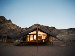 Este maravilloso campamento ecológico se construyó en la remota Zona de Conservación Comunitaria de Sesfontein, en el Koakoveld de Namibia.
