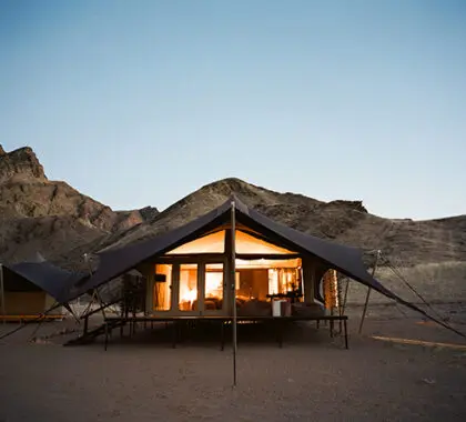 Este maravilloso campamento ecológico se construyó en la remota Zona de Conservación Comunitaria de Sesfontein, en el Koakoveld de Namibia.