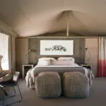 Su suite ofrece una exclusiva experiencia de safari africano en el corazón del Koakoveld de Namibia.
