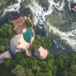 Una cría de elefante disfruta del agua fresca de un manantial artificial en el Chobe.