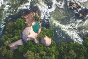 Una cría de elefante disfruta del agua fresca de un manantial artificial en el Chobe.