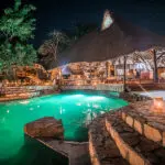 La piscina y la zona principal de invitados.