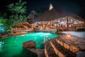 La piscina y la zona principal de invitados.