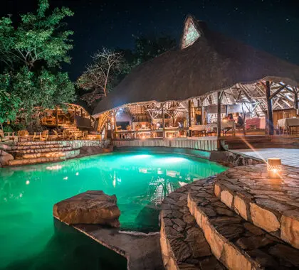 La piscina y la zona principal de invitados.