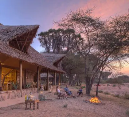 Fuego de campamento al atardecer en Saruni Rhino.
