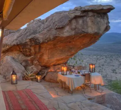Comedor Saruni Samburu y vista desde el porche de su villa.