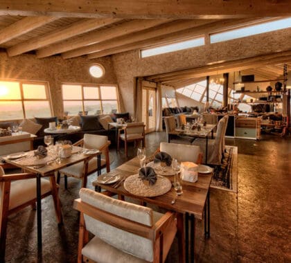 Comedor interior con vistas.