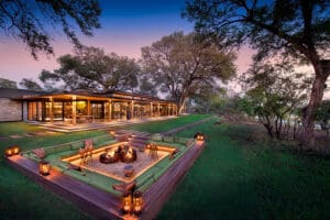 La impresionante hoguera hundida de Tengile River Lodge.