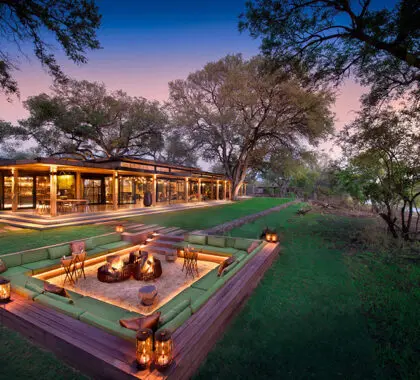 La impresionante hoguera hundida de Tengile River Lodge.