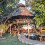 Musango Camp cuenta con un acogedor edificio de dos plantas con un cómodo salón y un bar bien surtido.
