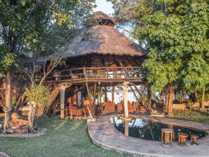 Musango Camp cuenta con un acogedor edificio de dos plantas con un cómodo salón y un bar bien surtido.