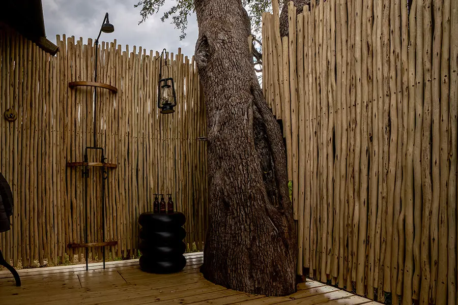 bots_little-sable_outdoor-shower-1-suite