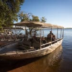 Navegue por el caudaloso río Chobe en un safari en barco.