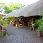 La zona principal del lodge tiene muchas terrazas y una sala con techo de paja que modera de forma natural las temperaturas en el lodge. 