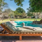 Relájese en una tumbona en la piscina. 