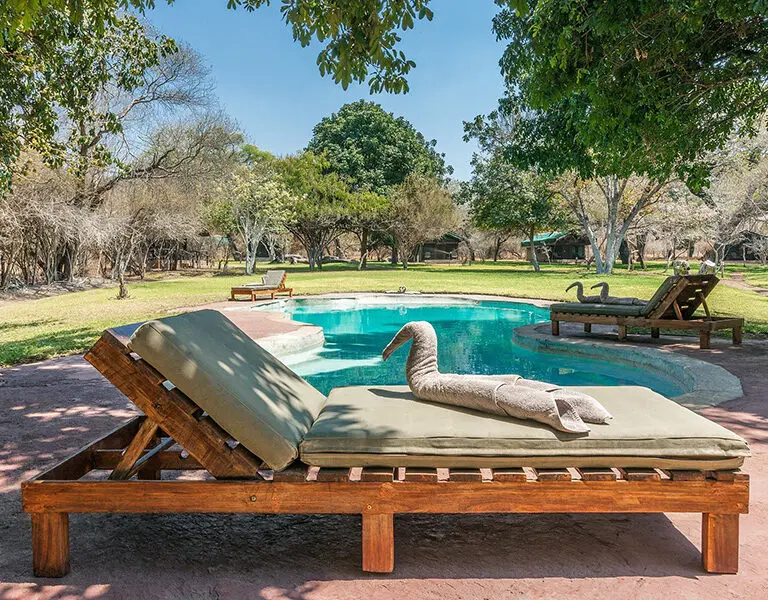 Relájese en una tumbona en la piscina. 