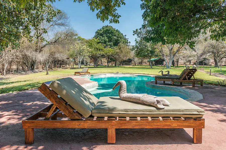 Relájese en una tumbona en la piscina. 