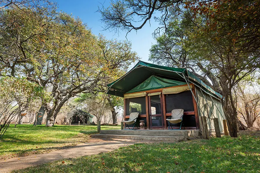 Exterior de la tienda del Elephant Valley Lodge. 