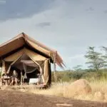 Exterior de la tienda del Sanctuary Kichakani Serengeti Camp.