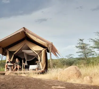 Exterior de la tienda del Sanctuary Kichakani Serengeti Camp.