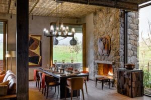 Comedor con chimenea.