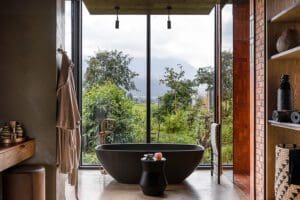 Los amplios cuartos de baño disponen de bañera.