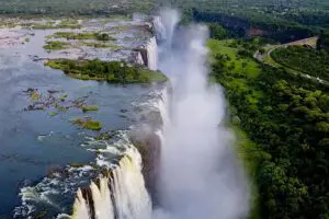 Sea testigo del poderío de las cataratas Victoria. 