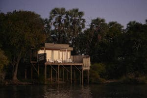 Una Suite Treehouse al atardecer.  