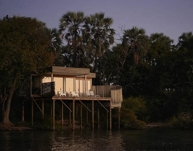 Una Suite Treehouse al atardecer.  