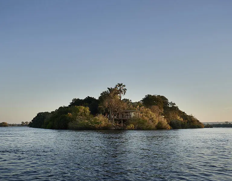 Vista de la isla desde el río. 