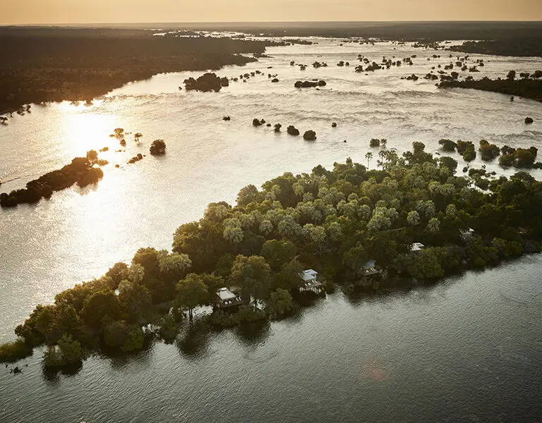 Vista aérea de la isla y el albergue. 