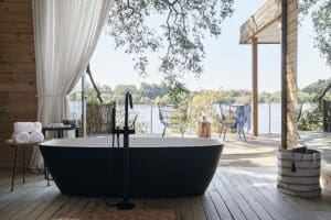 Rejuvenezca con un baño de burbujas en la cubierta de su suite.