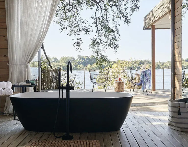 Rejuvenezca con un baño de burbujas en la cubierta de su suite.